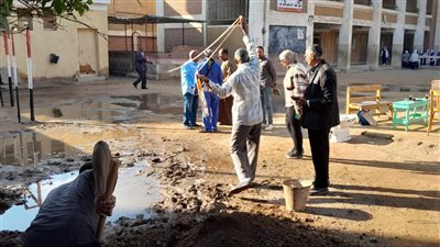 تغيير خط مياه مدرسة الشهيد أحمد محمود في قنا بسبب التسريب