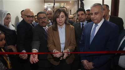 وزيرة الثقافة ومحافظ سوهاج يفتتحان معرض الكتاب الأول بسوهاج