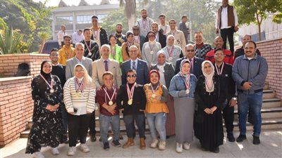 رئيس جامعة أسيوط يشارك الطلاب ذوى الإعاقة الإحتفال بيومهم العالمي