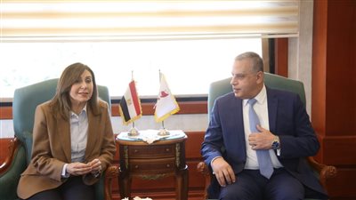 وزيرة الثقافة ومحافظ سوهاج يناقشان خطة عمل المشاريع والفعاليات الثقافية بالمحافظة 