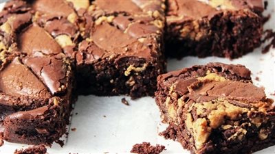 بالخطوات.. حضري براونيز زبدة الفول السوداني الصحية