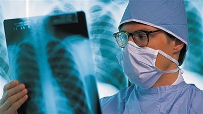 طبيب يوضح سبب تطور انتفاخ الرئة.. أبرز الأعراض 