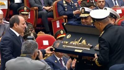قائد القوات البحرية يُهدي الرئيس السيسي درع الفرقاطة المصرية (فيديو)