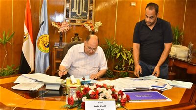 محافظ أسيوط يتابع  إنهاء إجراءات توفيق أوضاع الكنائس والمباني الخدمية