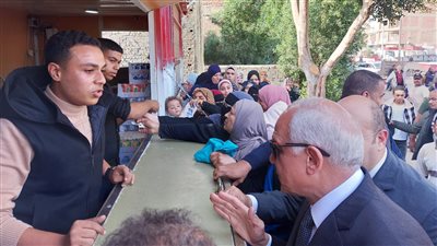 محافظ الجيزة يتفقد المنافذ بأبوالنمرس للتأكد من توافر السلع واحتياجات المواطنين