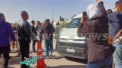 توافد الفنانين والإعلاميين على مسجد الشرطة لجنازة أشرف عبدالغفور.. صور