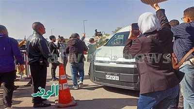 وصول جثمان الفنان أشرف عبدالغفور لمسجد الشرطة لأداء صلاة الجنازة.. صور