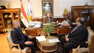 محافظ أسيوط يطمئن على توافر السلع الغذائية والأساسية بالأسواق