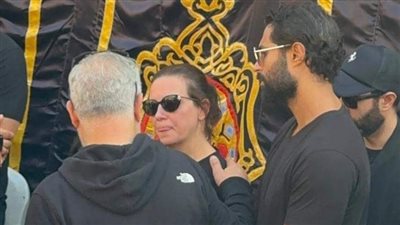 بحضور كريم فهمي وأشرف زكي.. ريهام عبدالغفور تتلقى عزاء والدها بمحيط المقابر 
