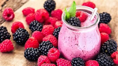 غني بالفيتامينات| طريقة عمل عصير التوت بالزبادي