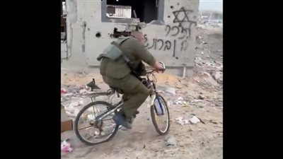 جنود الاحتلال يلهون بدراجات أطفال استشهدوا تحت القصف.. فيديو