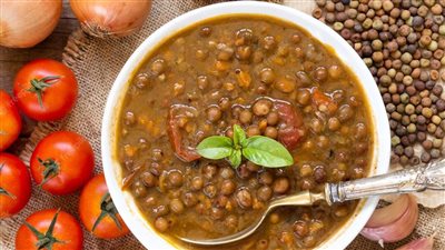 طريقة عمل شوربة العدس البني.. لا يقل أهمية عن الأصفر