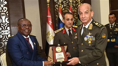 وزير الدفاع يلتقي بنظيره بدولة مدغشقر على هامش معرض EDEX 