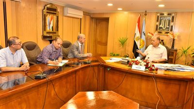 محافظ أسيوط يناقش سبل الدعم وتذليل العقبات أمام مشروعات الكهرباء