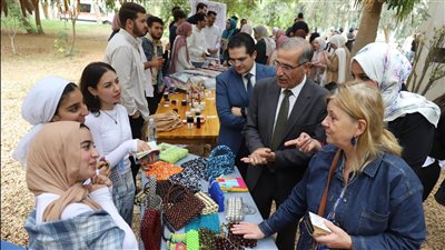 جامعة هليوبوليس تنظم معرضًا لمنتجات طلاب كلية الصيدلة