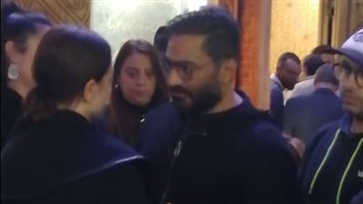 تامر حسني يصل عزاء الراحل أشرف عبدالغفور