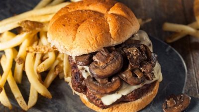 أكل البرجر يسبب السكر والقلب في هذه الحالة.. أطباء يحذرون