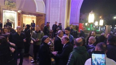 صلاح عبدالله وتايسون وكريم محمود عبدالعزيز يصلون عزاء أشرف عبدالغفور