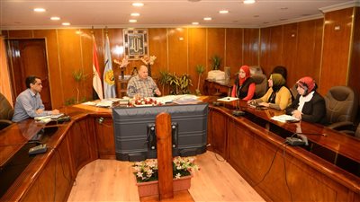 محافظ أسيوط يناقش موقف مشروعات تطوير الريف المصري ضمن الرئاسية