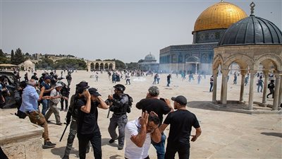 مُستوطنون يقتحمون الأقصى والاحتلال يمنع الفلسطينيين من دخوله