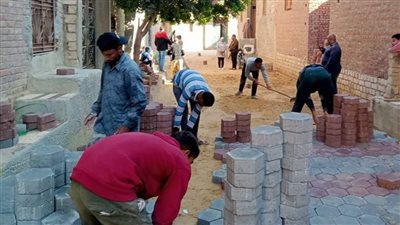 متابعة أعمال تركيب الإنترلوك بشوارع طامية في الفيوم 