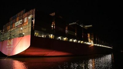 انتظام الملاحة بقناة السويس واستئناف مرور سفينة حاويات 