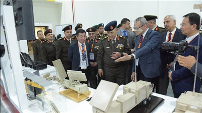 وزير الدفاع يتفقد أجنحة الشركات العارضة بمعرض (EDEX-2023)