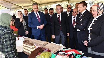 محافظ الفيوم ورئيس جامعة مصر للعلوم والتكنولوجيا يفتتحان معرض 