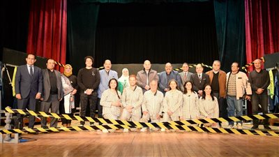 محافظ أسيوط يشهد العرض المسرحي 