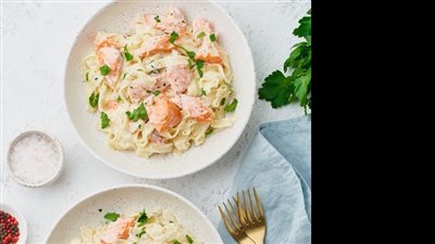 على خطى المطاعم.. حضري مكرونة بالسلمون والوايت صوص