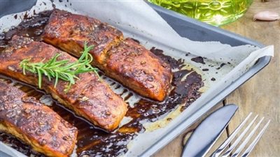 يقي من السرطان ومفيد للبشرة| طريقة عمل سمك السلمون بصوص العسل