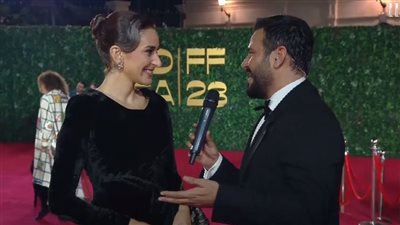 رد فعل أمينة خليل تجاه مغازلة مذيع سعودي.. 