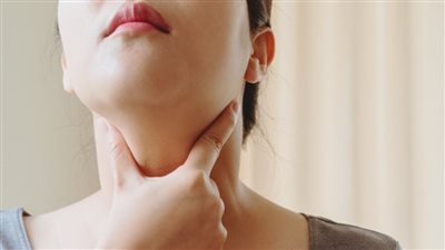 وجود كتلة غير مرئية في الحلق علامة على مشاكل الغدة الدرقية 