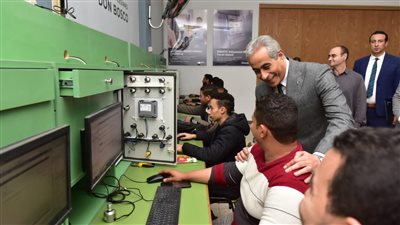 وزير العمل يتفقد دورات تدريب مهني لـ 151 شابًا وفتاة بـ