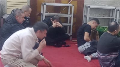 الفنان أحمد حلمي يجلس بجوار جثمان شقيقه بالمسجد