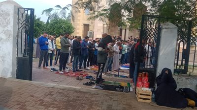 غياب الفنانين عن صلاة جنازة شقيق الفنان أحمد حلمي من مسجد ناصر ببنها