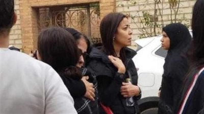 الفنانة منى ذكي تشارك تشييع جثمان شقيق الفنان أحمد حلمي ببنها