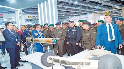 وزير الدفاع يتفقد أجنحة المعرض الدولى للصناعات الدفاعية «إيديكس»