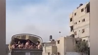 لقطات تُظهر نقل جيش الاحتلال مجموعة من الأسرى الفلسطينيين من غزة وهم في وضع مزرٍ (شاهد) 