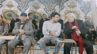 الفنان أحمد صفوت يقدم واجب العزاء في شقيق الفنان أحمد حلمي