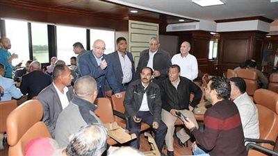 محافظ بني سويف يتابع استعدادات مركز السيطرة المسئول عن بث مباشر للانتخابية الرئاسية