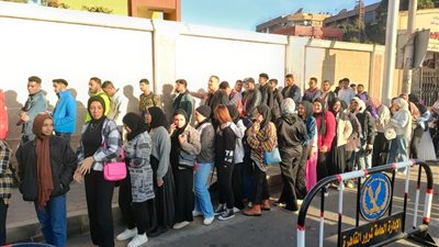 الانتخابات الرئاسية.. احتشاد المواطنين أمام المقار الانتخابية بالقاهرة في انتظار بدء التصويت (صور)