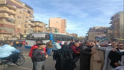 توفير سيارات لنقل المواطنين للجان الاقتراع بمدرسة شبرا الثانوية بروض الفرج