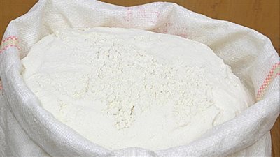 سعر الدقيق صباح اليوم الأحد عند التاجر