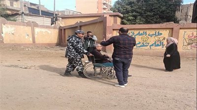 الشرطة تساعد كبار السن للإدلاء بأصواتهم بمدرسة شبرا الثانوية في الانتخابات الرئاسية