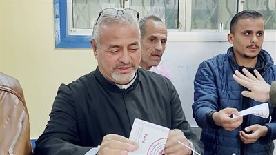 راعى الطائفة الكاثوليك بالشرقية يدلى بصوته فى الانتخابات 