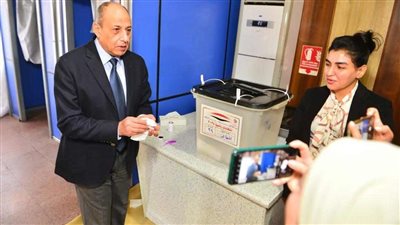وزير الطيران المدني يدلي بصوته في الانتخابات الرئاسية بمقر اللجنة الانتخابية في مطار القاهرة الدولي 