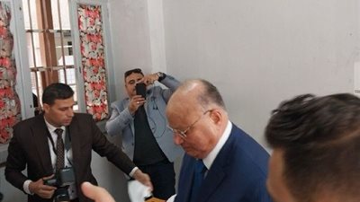 محافظ القاهرة يدلي بصوته بمعهد الفتيات في مصر الجديدة