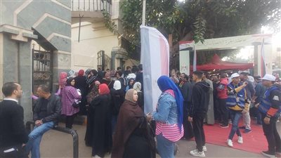 الأعداد في تزايد.. إقبال شديد من المواطنين أمام لجان الانتخابات بالدقي للإدلاء بأصواتهم 