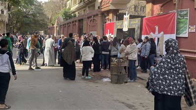 إقبال كثيف من النساء بلجان الاقتراع بمدرسة شبرا القومية 